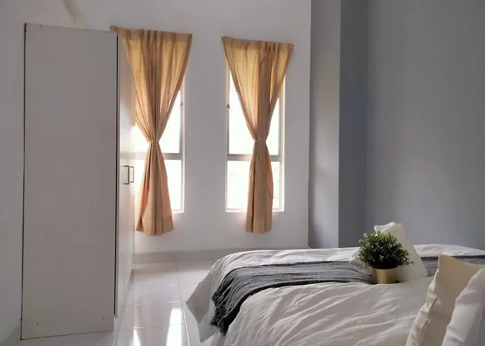 Cyberia Crescent - 3 Bedroom 8 Pax