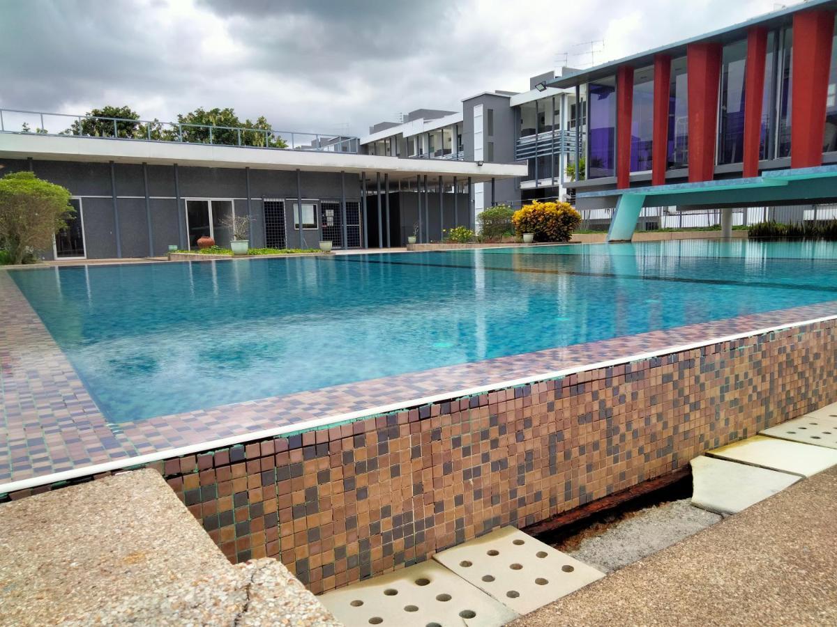 Apartment Cyberia Crescent - 3 Bedroom 8 Pax